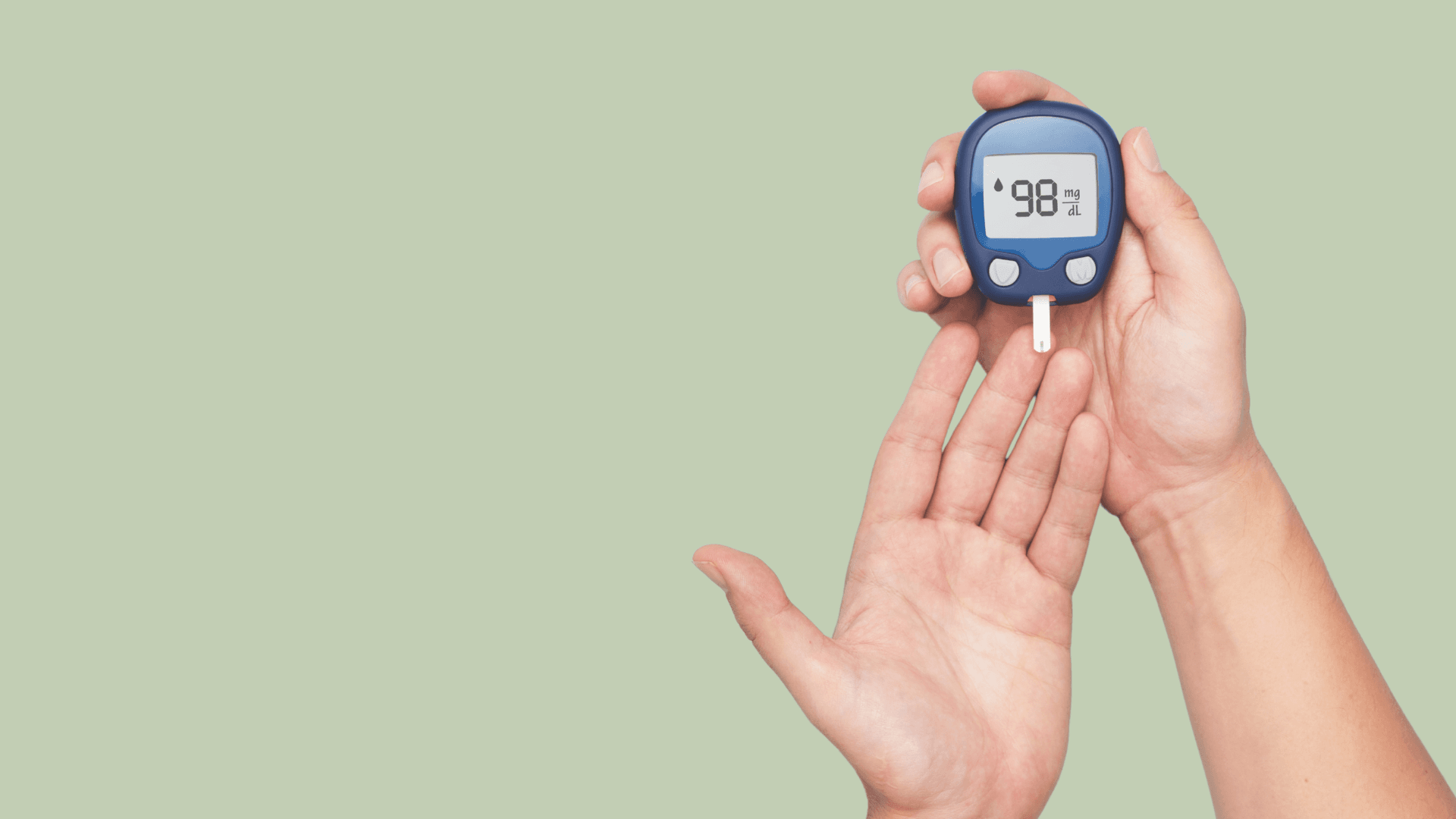 Pessoa segurando medidor de glicemia para acompanhamento do diabetes